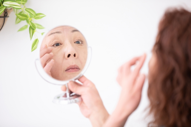 東京の美容皮膚科クリニックで目元のたるみを予防