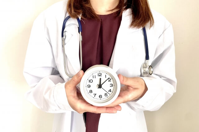 時計を持つ女医