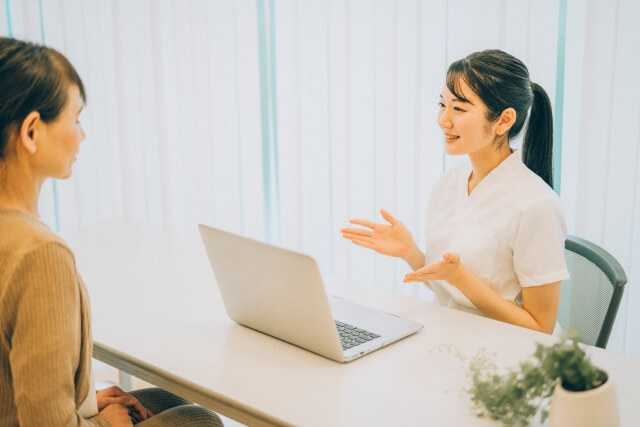 患者に説明する看護師